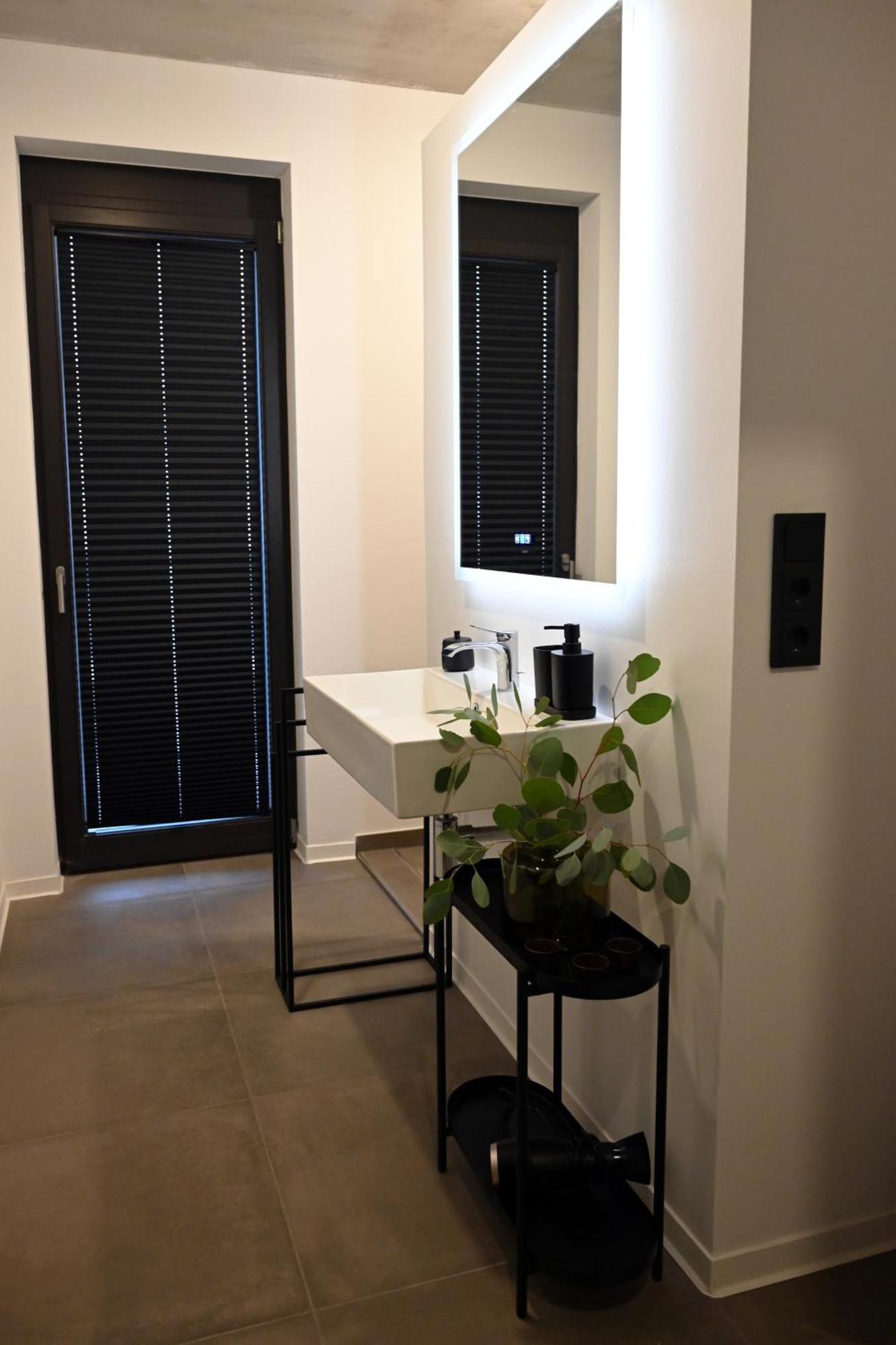 Eiwelhome - Stilvoll, Urban-Ruhig Schlafen, Bahnhofsnah, Balkon 埃尔福特 外观 照片